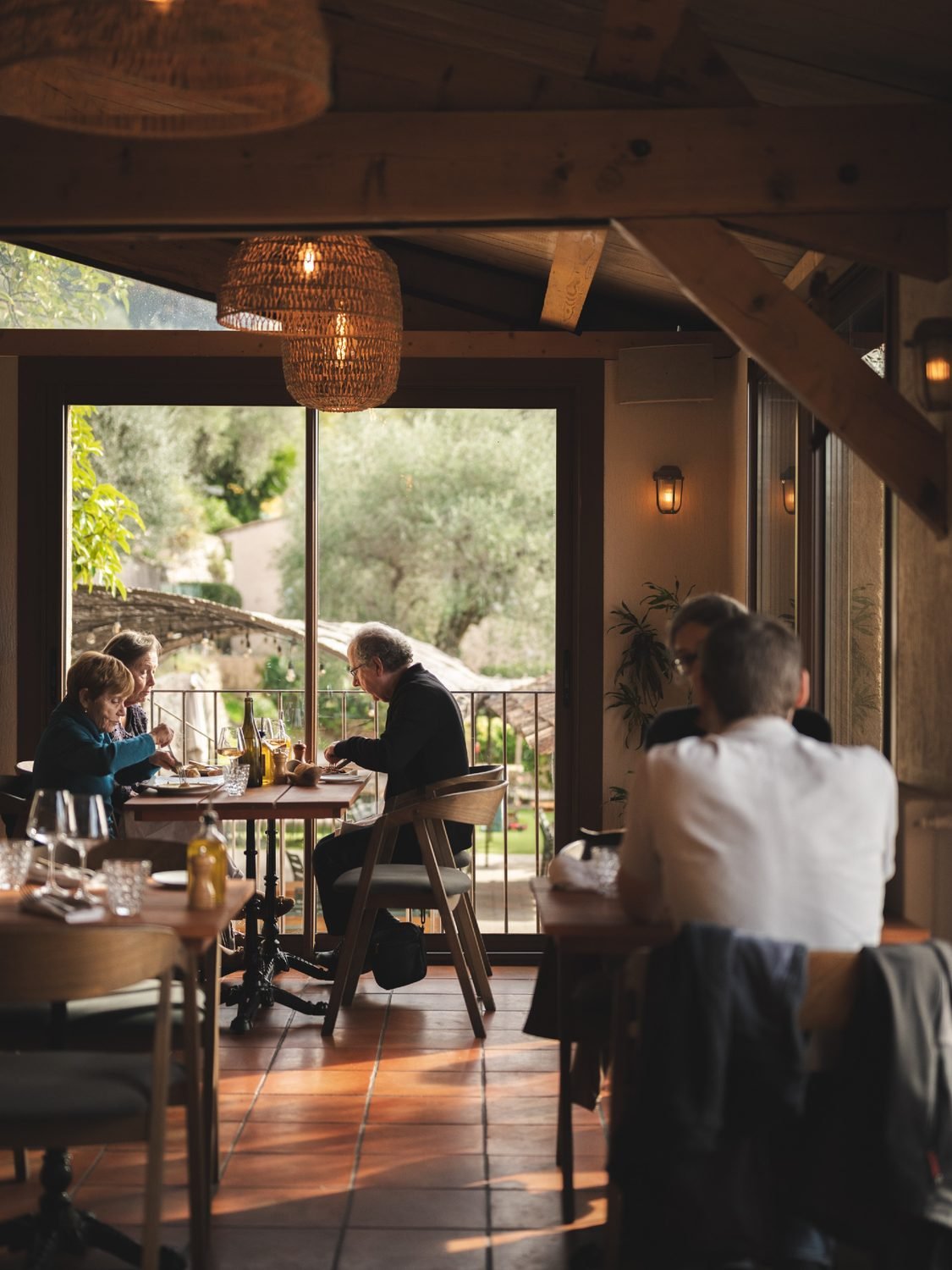 La salle ouverte sur la terrasse et les collines