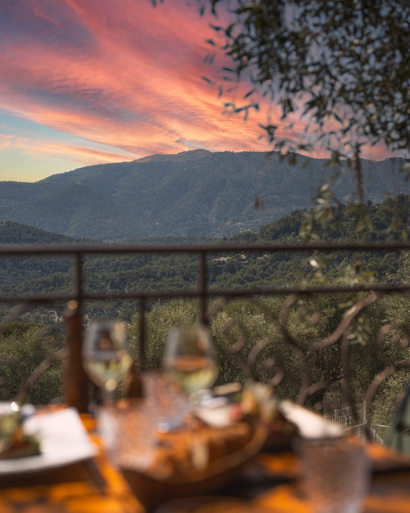 Coucher de soleil sur les collines depuis la terrasse
